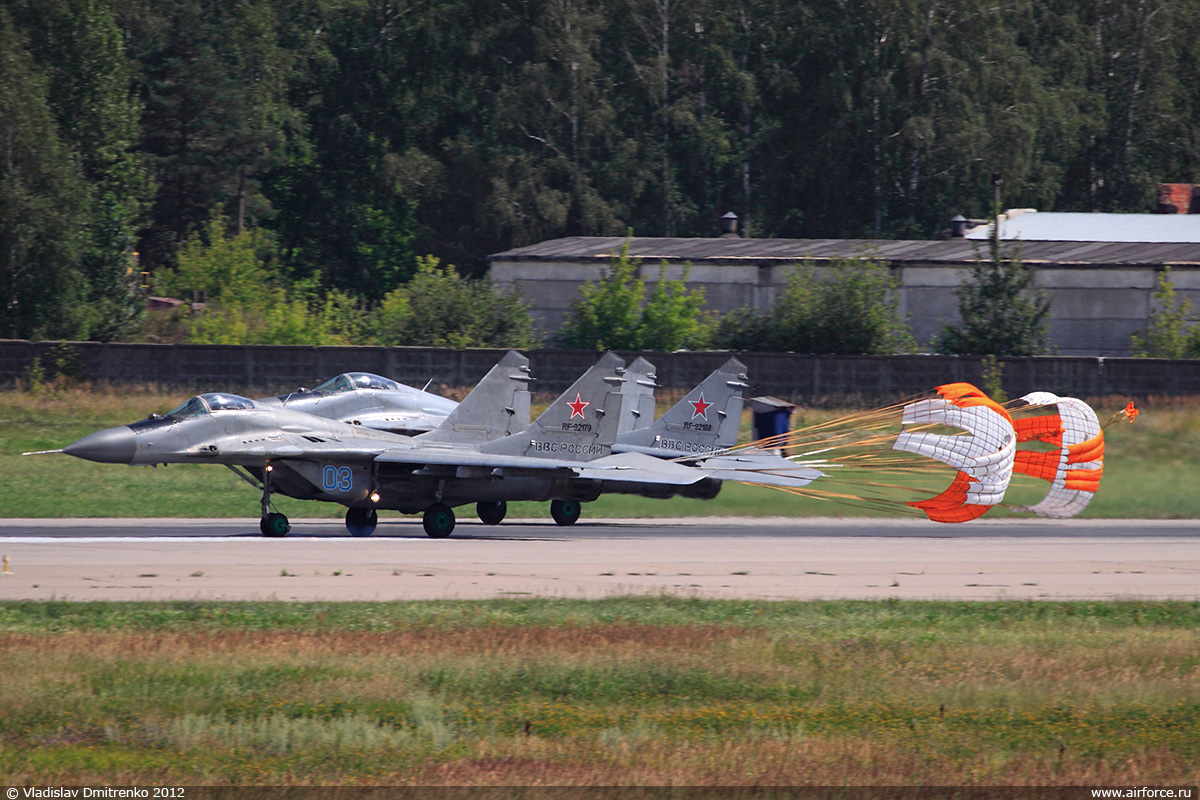 http://www.airforce.ru/content/attachments/51077-40334d1343758682-v_dmitrenko_mig-29_1200.jpg