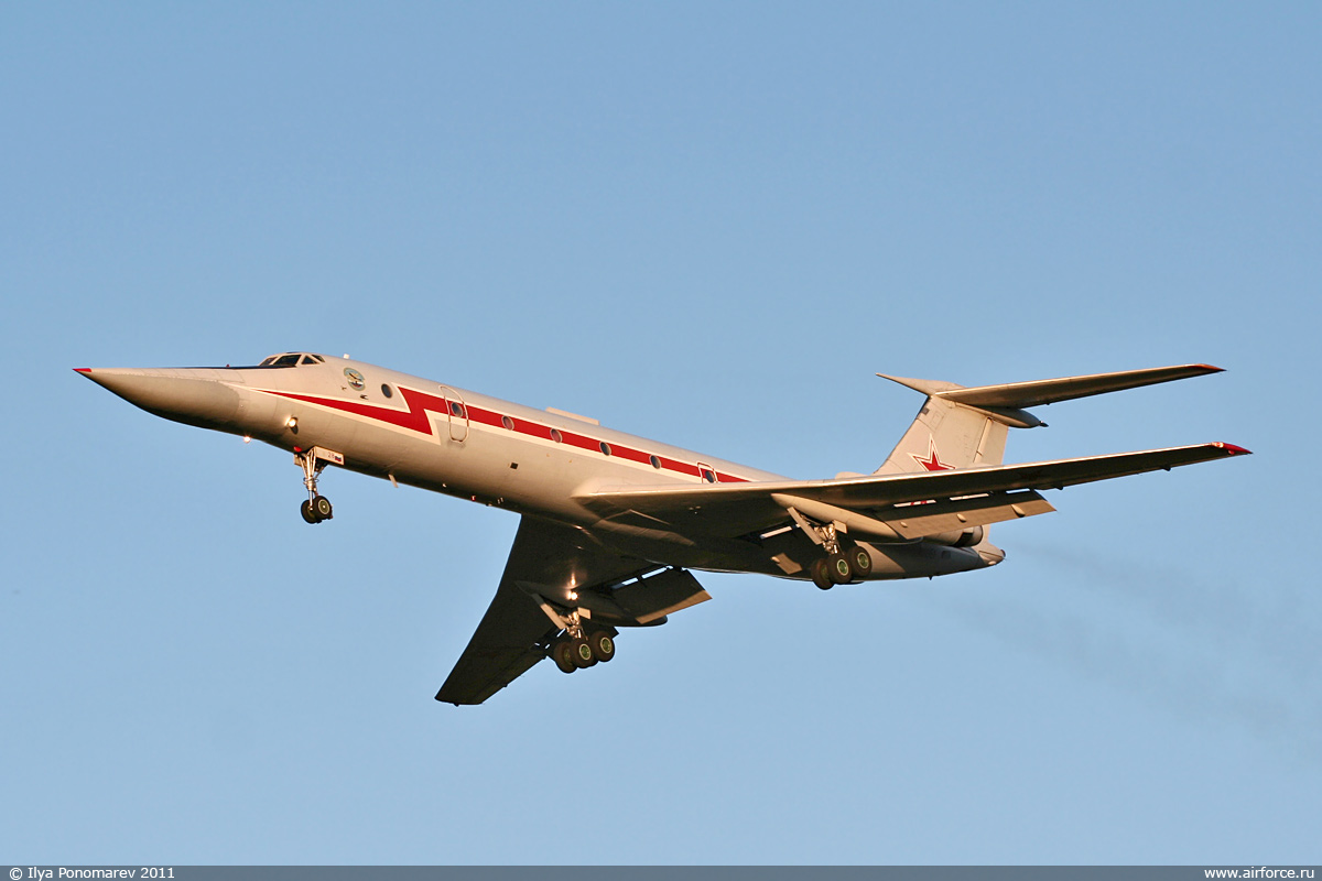 http://www.airforce.ru/photogallery/shagol/tu-134ubl_01/i_ponomarev_chvvakush_tu-134ubl_1200_01.jpg